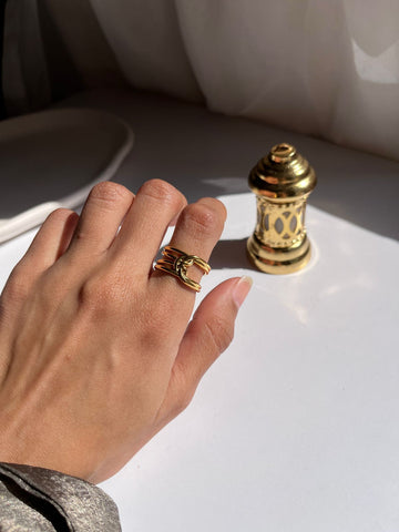 Twisted lines ring