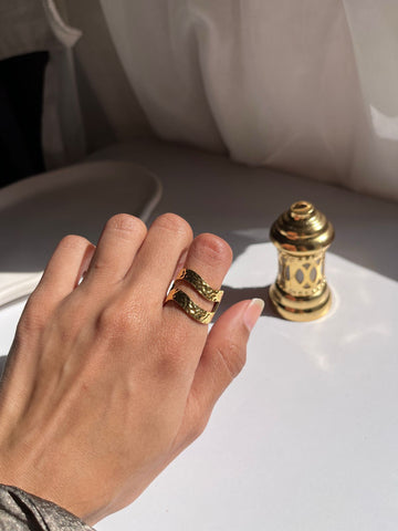 Wave lines ring
