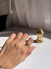 Gold waves ring