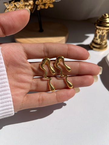 Curled hoop earring