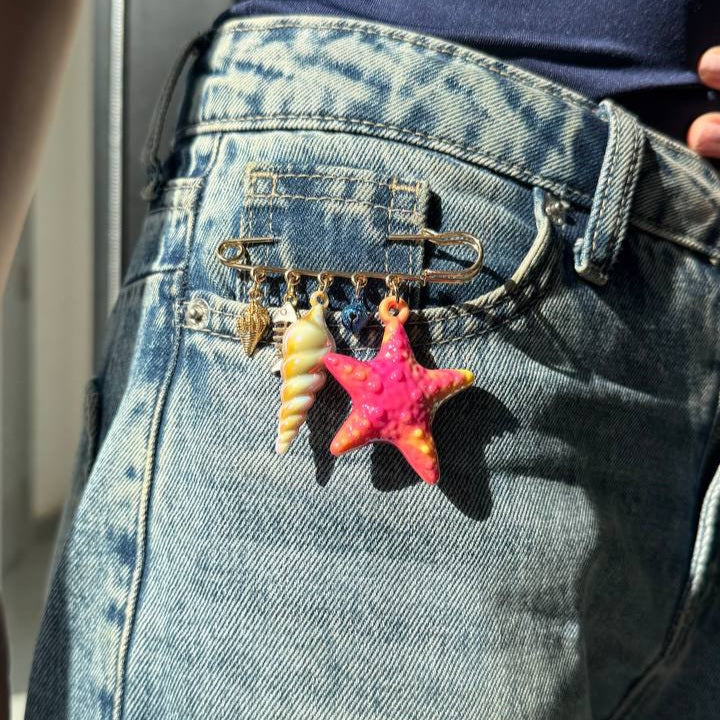 Tidal treasure pin