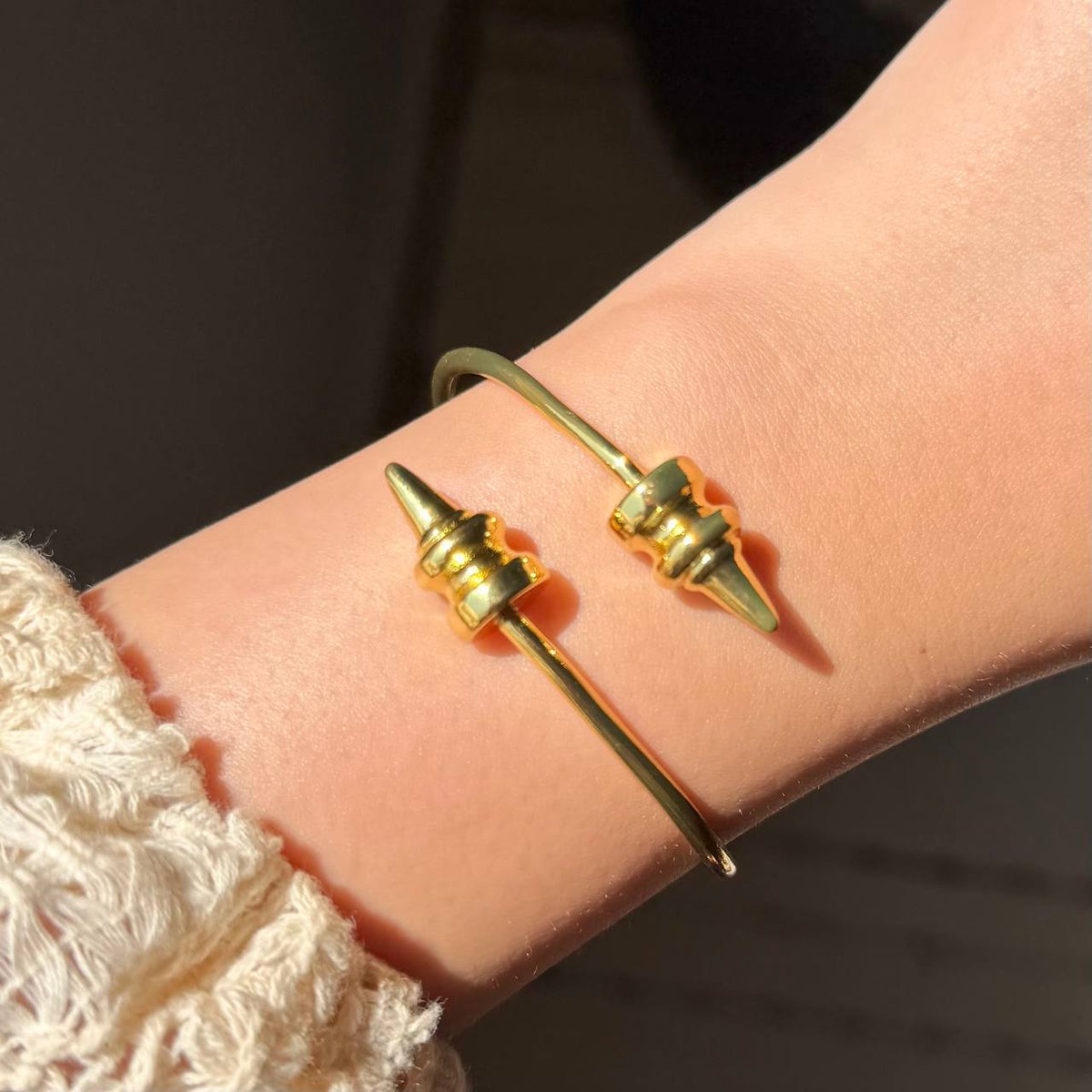 GOLD ARROWS BANGLE