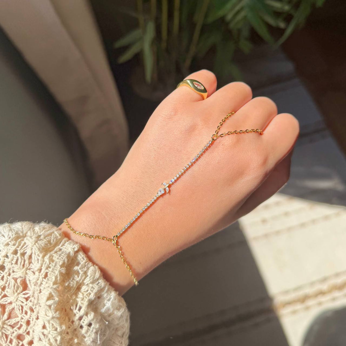TULIP HAND CHAIN