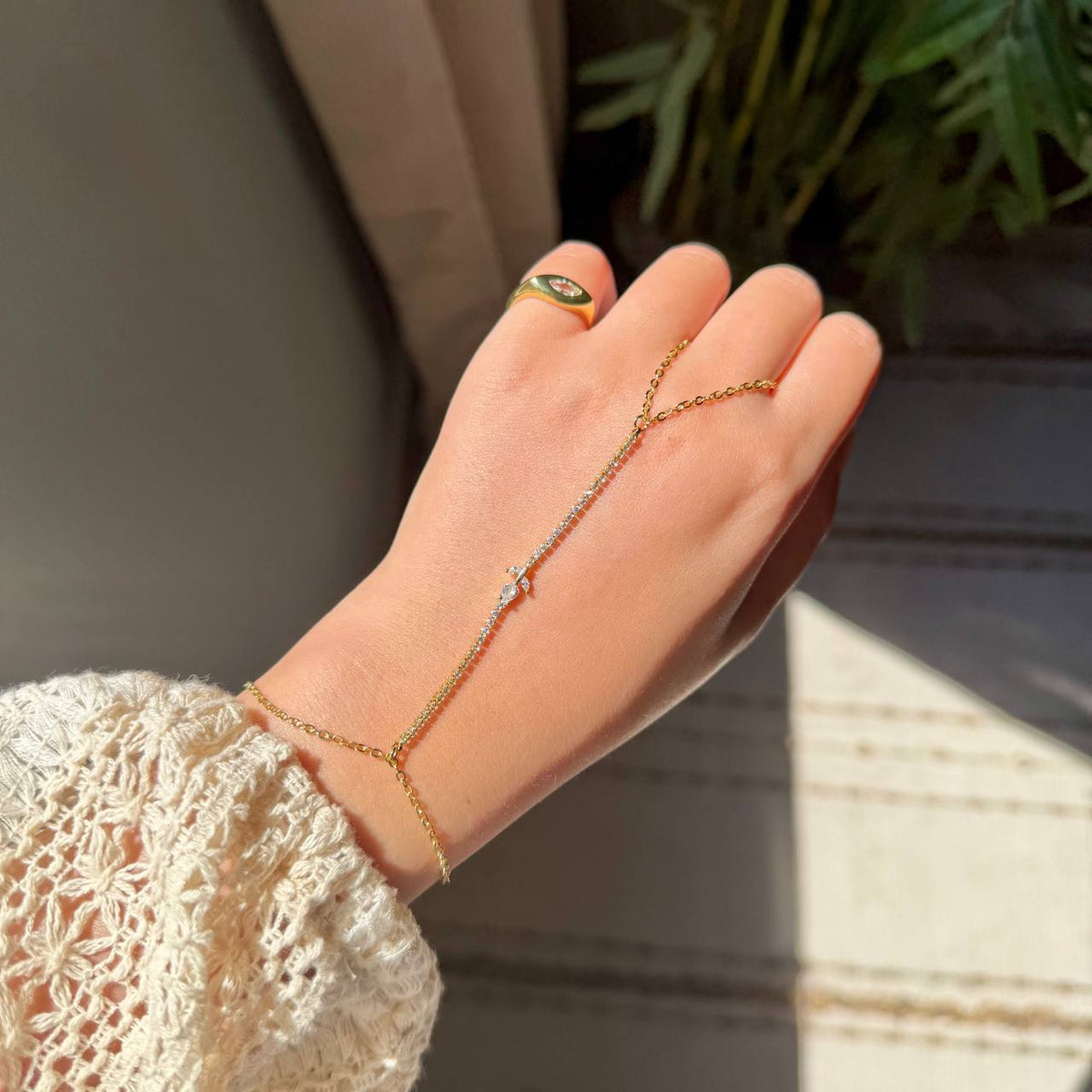 TULIP HAND CHAIN