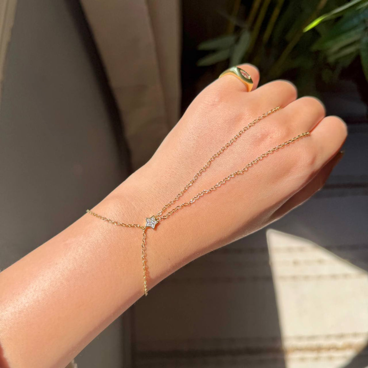 DIAMOND HAND CHAIN