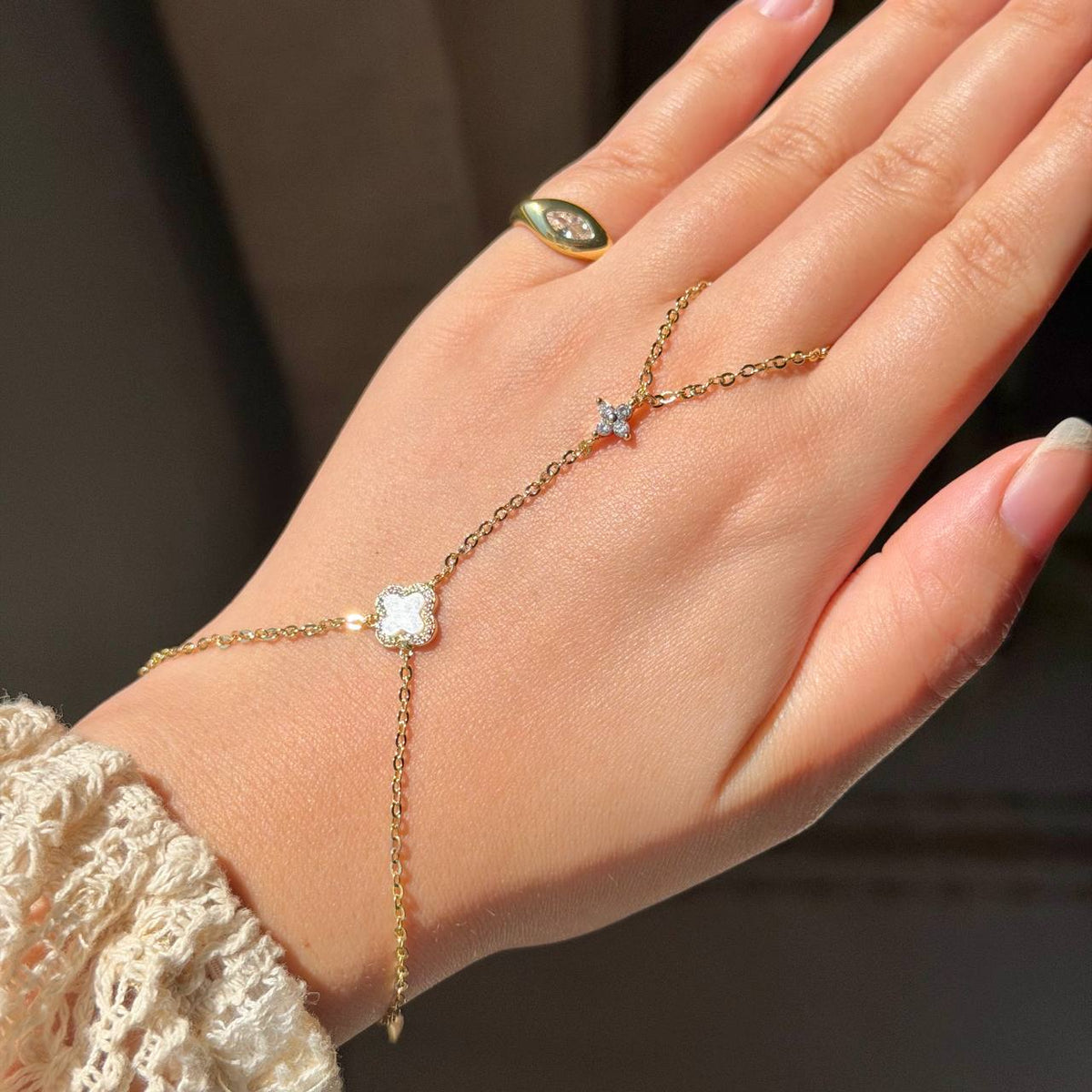 CLOVER HAND CHAIN