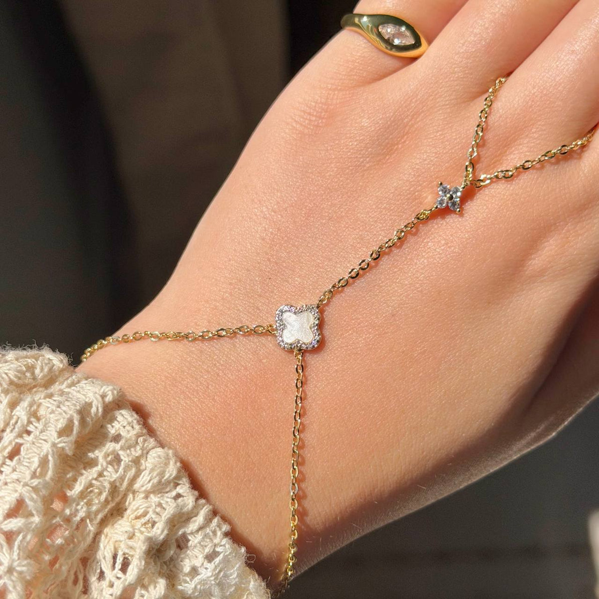 CLOVER HAND CHAIN