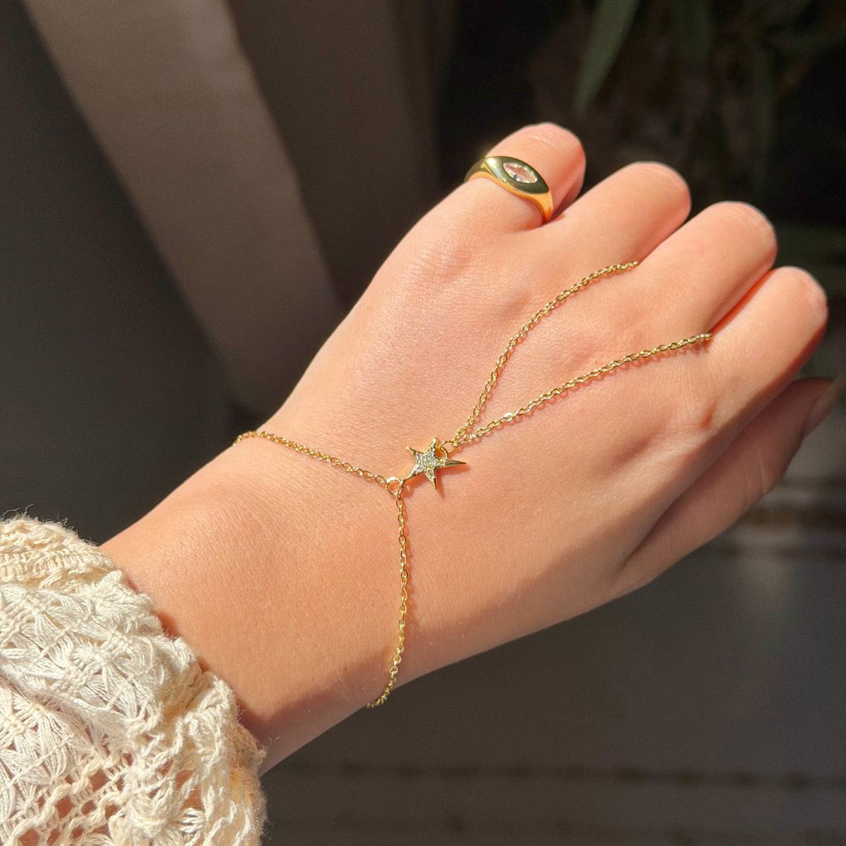 GOLD STAR HAND CHAIN