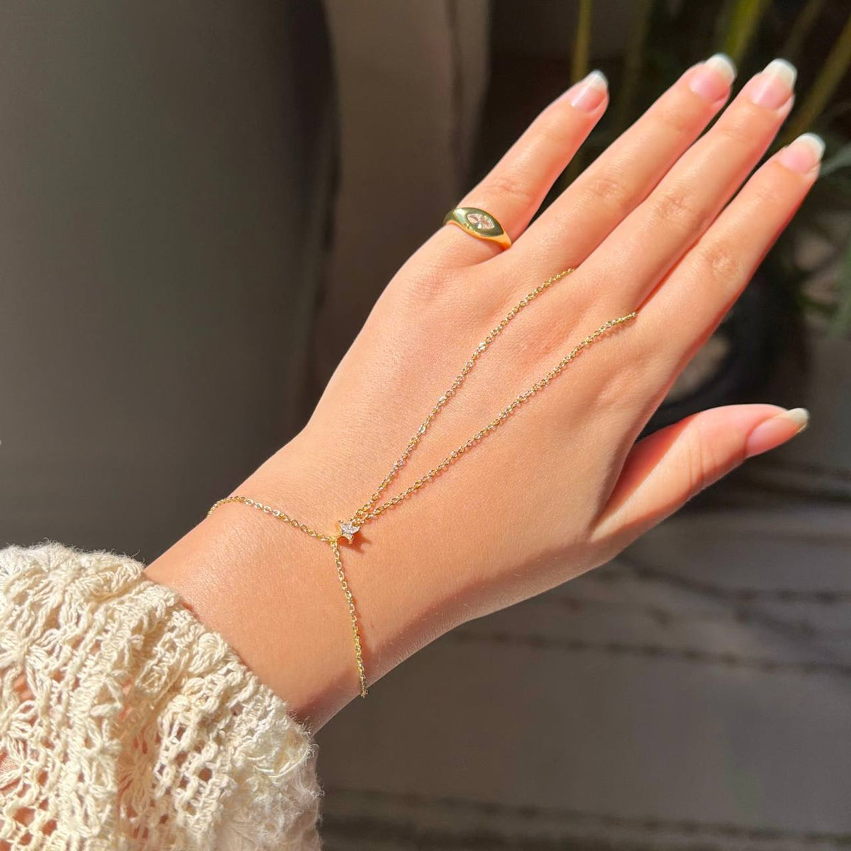 TINY STAR HAND CHAIN