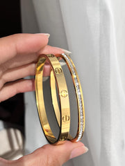 Silvery lobes bangle