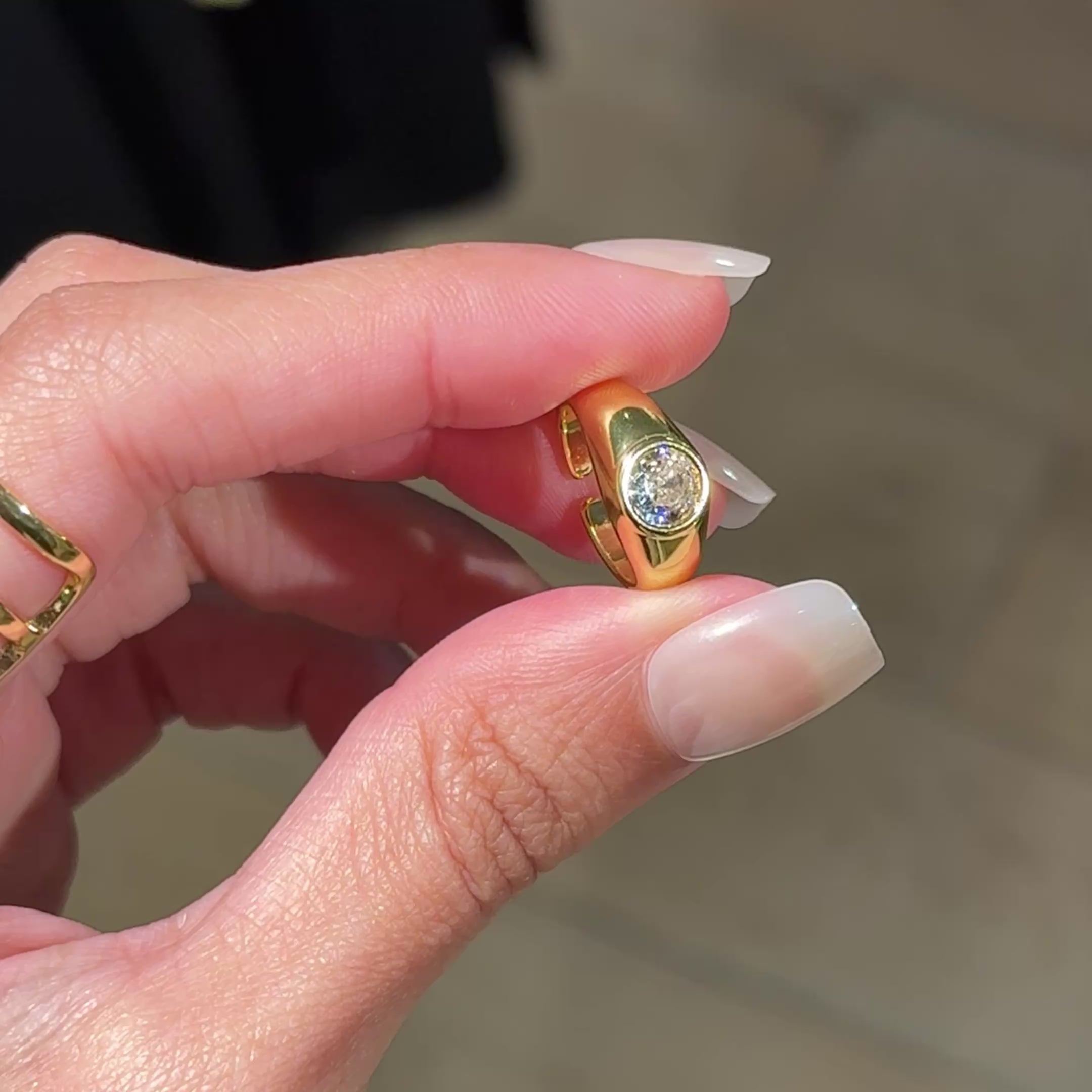 CIRCLE STONES DIAMOND